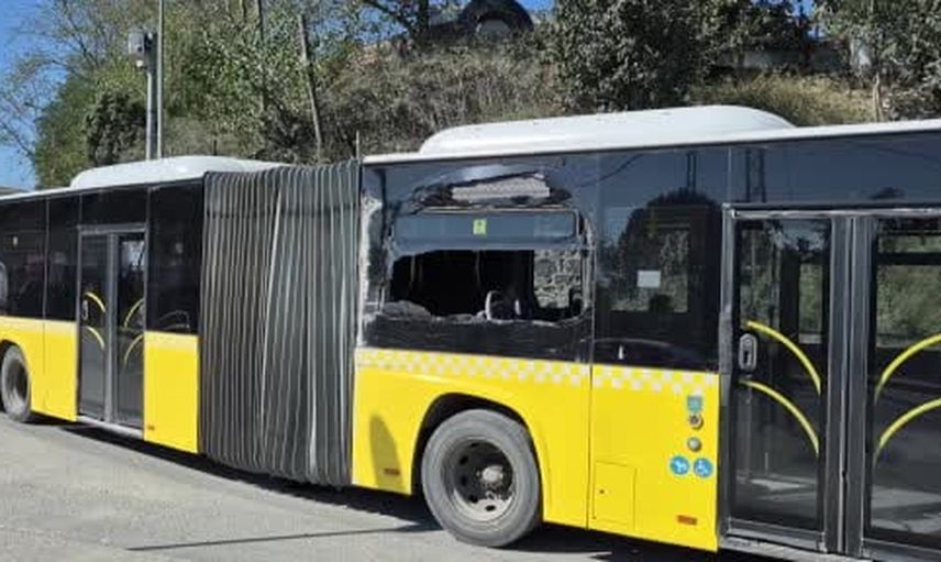 Selçuklu bulvarı'nda kontrol kaybı: İETT otobüsü istinat duvarına çarptı