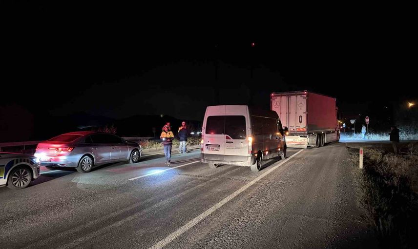Kayseri İncesu sapağında iki otomobil çarpıştı: üç kişi hayatını kaybetti