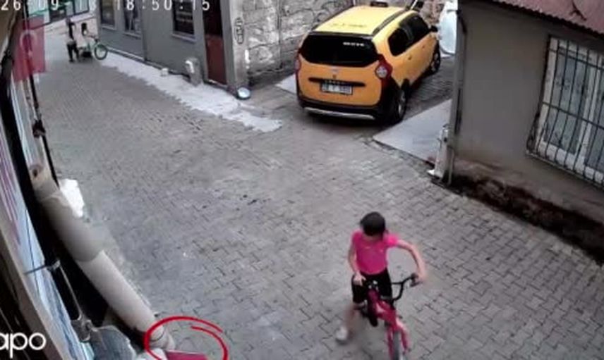 Yerde bulduğu bayrağı öpüp başına koyan minik Nehir'e Vali Koç'tan ödül