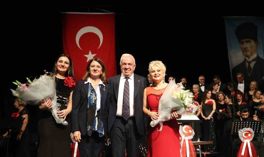 Nilüfer'de Türk sanat müziği korosu cumhuriyetin 103. yılını şarkılarla kutladı