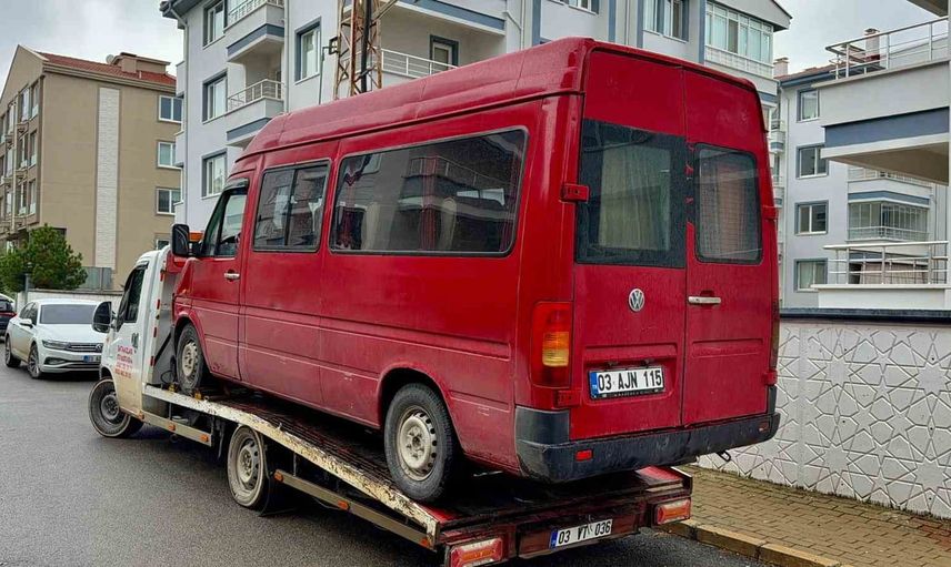 Afyonkarahisar'da servis ile yolcu minibüsü çarpıştı, çoğunluğu öğrenci 16 yaralı