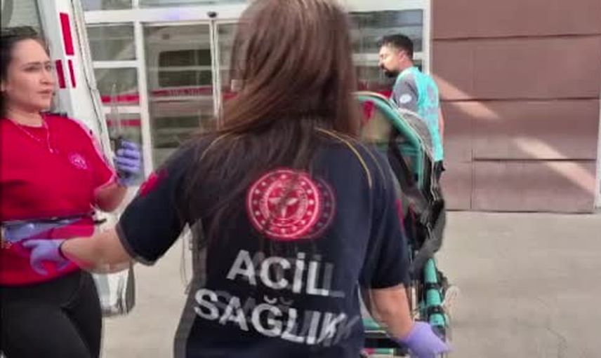 Otobüste dengesini kaybeden yolcu elindeki bıçağın kalçasına saplandı