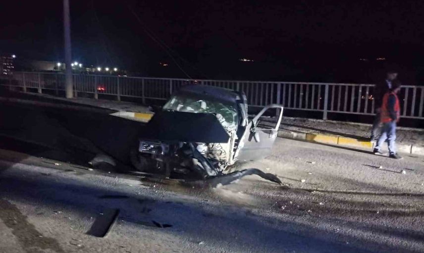 Suşehri'de direğe çarpan otomobil devirdi, sürücü yaralandı