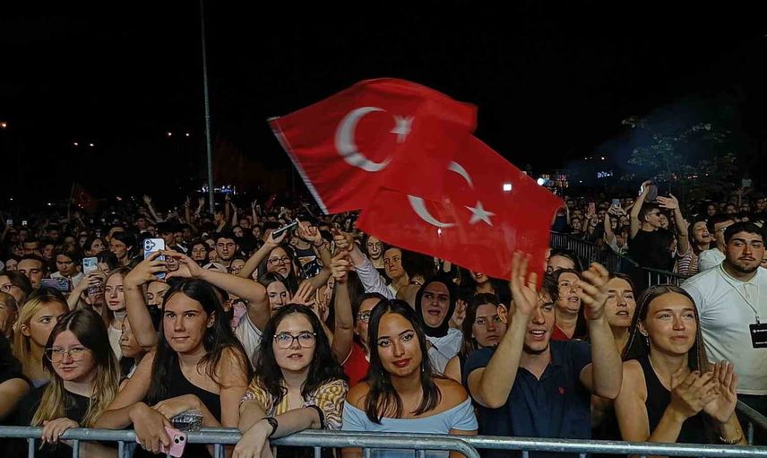 Edirne’de bayram akşamı Göksel’le müzik şöleni