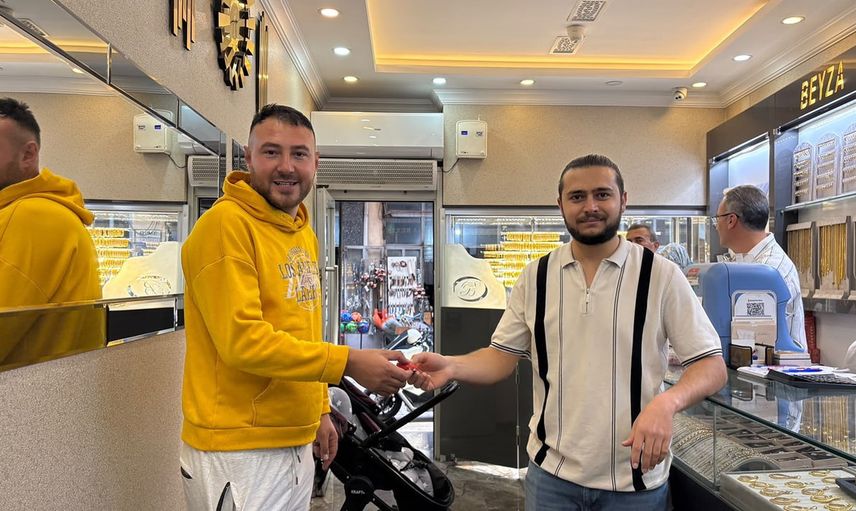 kula'da duyarlı esnaf bulduğu altını sahibine teslim etti