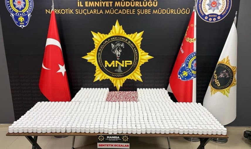 Manisa'da araçta 57 bin sentetik ecza hapı ele geçirildi ve iki şüpheli tutuklandı