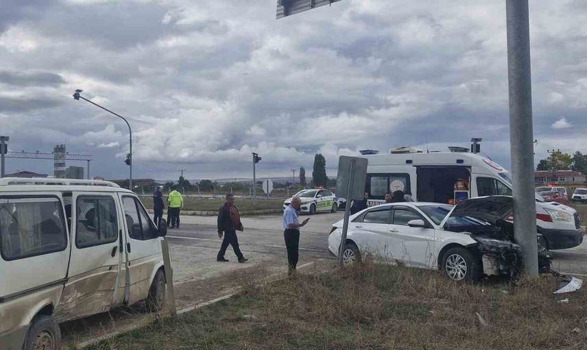 Alaca kavşağında çarpışma: altı kişi yaralandı