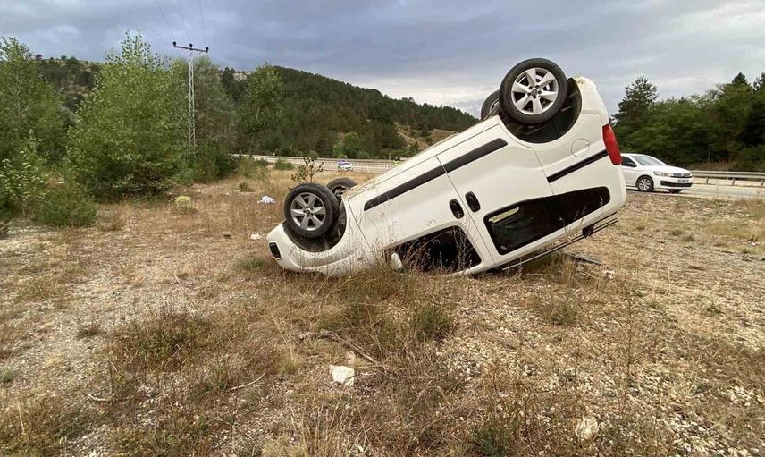 Kastamonu-İnebolu yolunda virajı kaçıran hafif ticari araç takla attı: 4 yaralı
