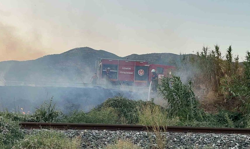 Bayındır çevre yolunda rüzgârın etkisiyle yayılan yangın itfaiye tarafından söndürüldü