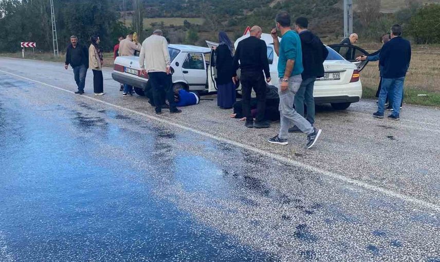 Zile-Turhal kara yolunda kafa kafaya çarpışma: 5 kişi yaralandı