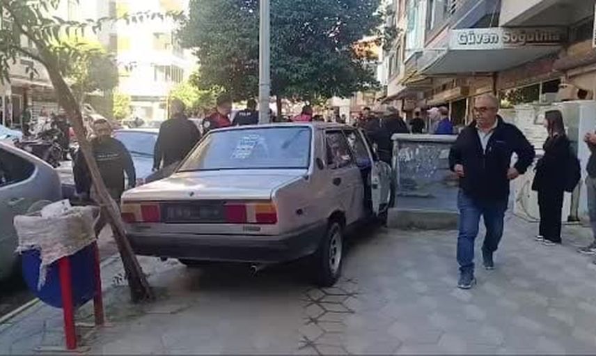Soma'da polisten kaçan araç kaldırımda trafo ile direğin arasına sıkıştı