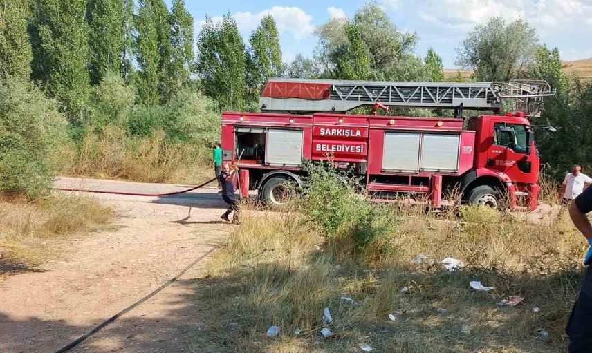 park halindeki minibüs alevleri boş tarlaya taşıdı, araç kullanılamaz hale geldi