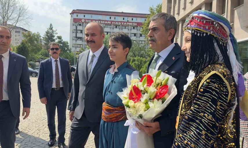 Bakan Tekin eğitim yatırımlarını yerinde inceledi