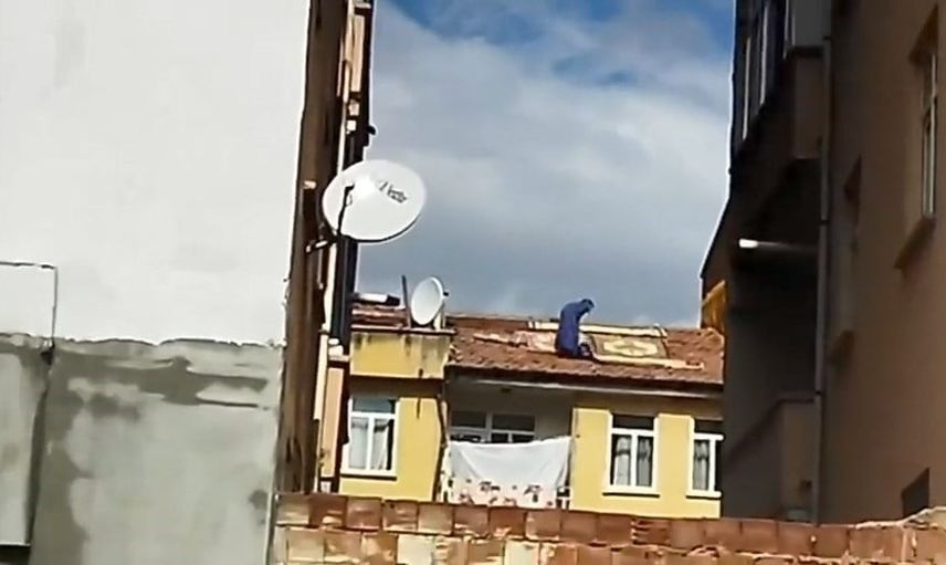 Elazığ'da çatıya halı sererken güvenlik endişesi yarattı