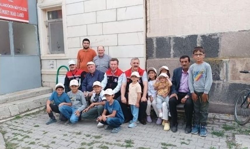 Çiftçiye rehberlik: Erzurum'da cuma buluşmalarında biçerdöver, dane kaybı ve toprak sağlığı ele alındı