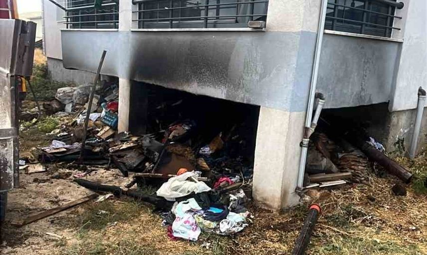 Kovancılar'da balkondaki odunlar alev aldı