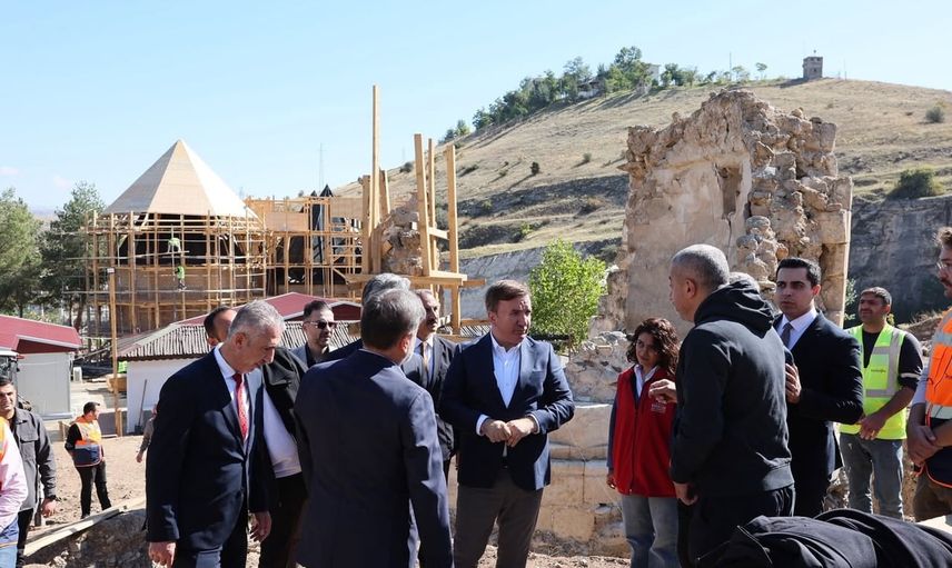 Kemah'ta miras odaklı adım: Sultan Melik Türbesi restorasyonu yerinde incelendi