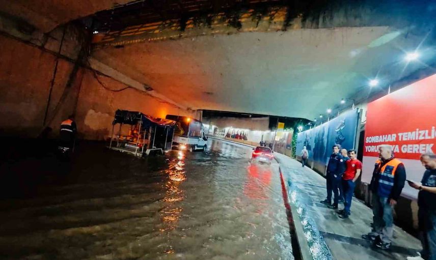 Nisbetiye'deki çalışma ana boruyu patlattı, Zincirlikuyu alt geçidi ve Büyükdere suyla doldu