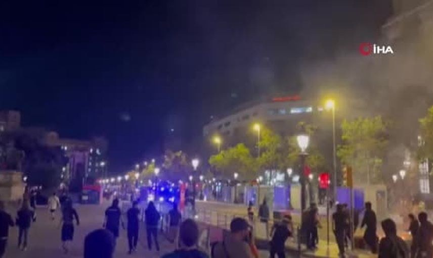 Barcelona sokaklarında konut krizi protestosu barikat ve yangınlarla tırmandı