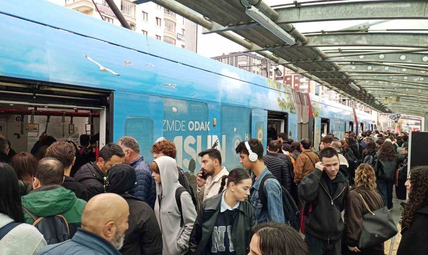 Samsun'da sabah tramvay yoğunluğu yolcuları beklemeye zorladı
