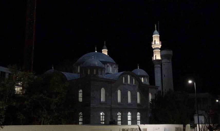 Ruhunu geri kazanan semtin simgesi: Yeni Cami'nin ışıkları yıllar sonra yandı