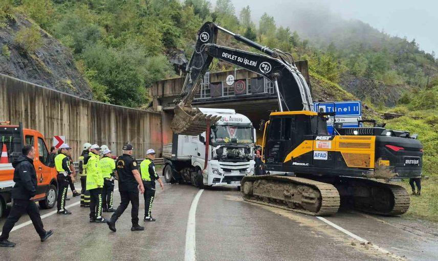 Yenihan'da yolcu minibüsü ile tır çarpıştı: sürücü hayatını kaybetti, 11 yaralı