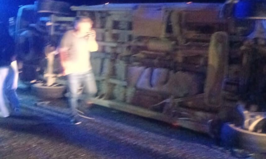 Başkale'de kontrolden çıkan minibüs devrildi: 2'si çocuk 9 kişi yaralandı