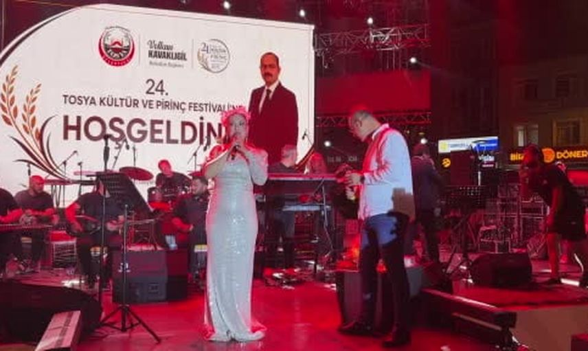 Belediye başkanının sahnedeki sürprizi Tosya gecesine damga vurdu