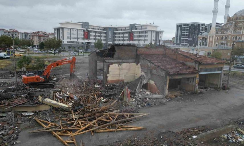 çorum’da genç park için kamulaştırma tamamlanan alanlarda yıkım sürüyor