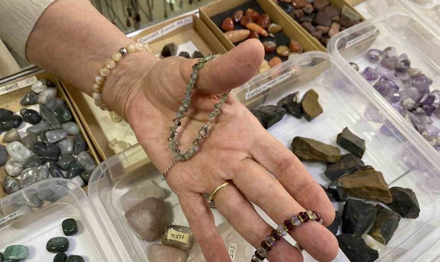 Eskişehir'de doğal taş takılarıyla 16 yıldır emek veren Serpil Yaş ilgi odağı