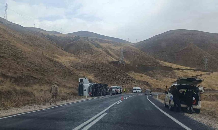 Yağışta virajı alamayan tanker Hakkari-Van kara yolunda devrildi