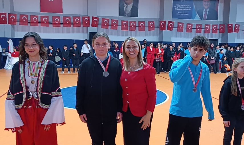 Pazaryeri'nde cumhuriyet kutlaması dereceye giren öğrencilerin ödülleriyle tamamlandı