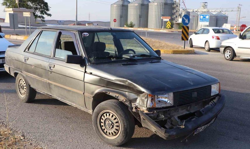 Karaman'da kavşakta çarpışma: motosiklet sürücüsü yaralandı