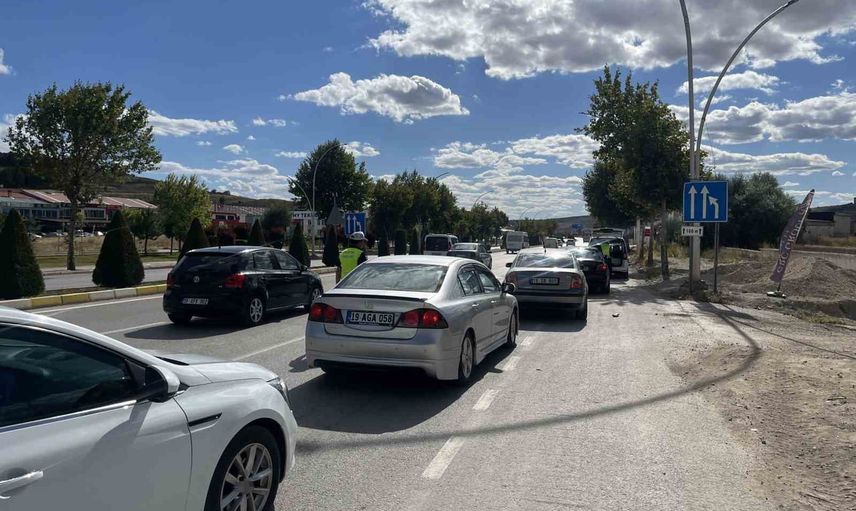Çorum'da dronla trafik denetimi İnönü Caddesi'ndeki kırmızı ışık ihlallerine 100 bin lira ceza