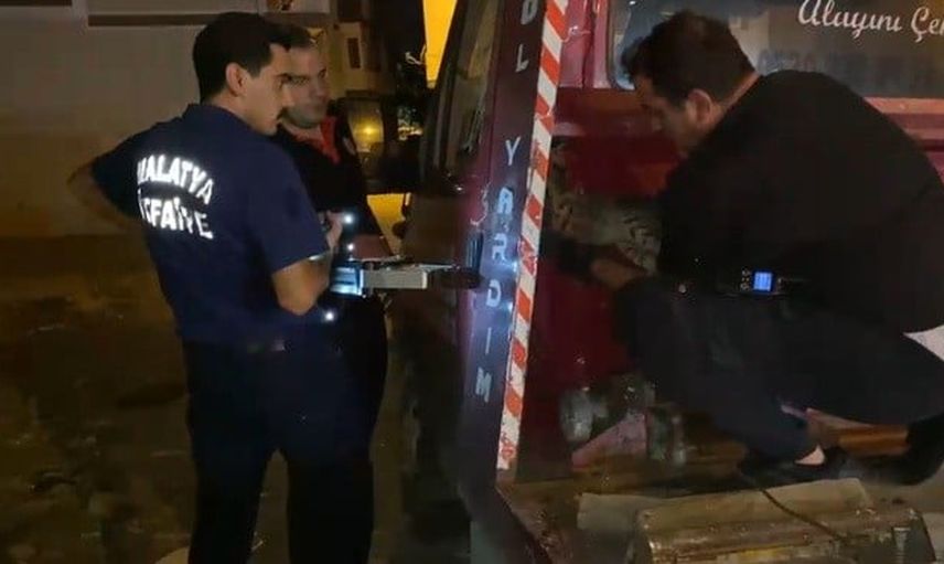 İtfaiyenin 10 dakikalık müdahalesi çekicinin kasasındaki kediyi kurtardı