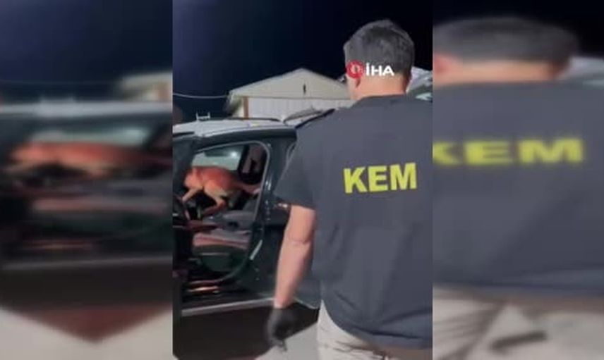 Direksiyon kutusunda 102,71 gram metamfetamin bulunan araçta iki kişi tutuklandı