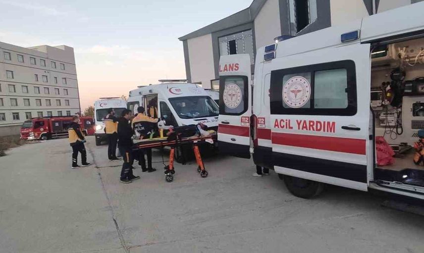 Keşan'da kaçış sonrası kamyonetin iş yeri duvarına çarpması: 5 yaralı
