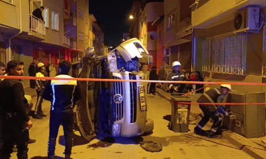 Bursa'da gece yarısı kaza: minibüs elektrik panosuna çarpıp devrildi, sürücü kaçtı