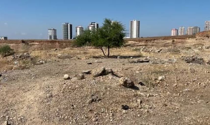 Adana'da boş arazide bulunan 35 yaşındaki kişinin cenazesi otopsiye gönderildi