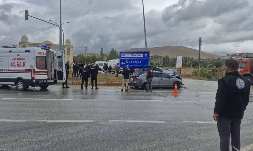 Altıntaş'ta kavşakta çarpışma: iki kişi yaşamını yitirdi, sekiz kişi yaralandı
