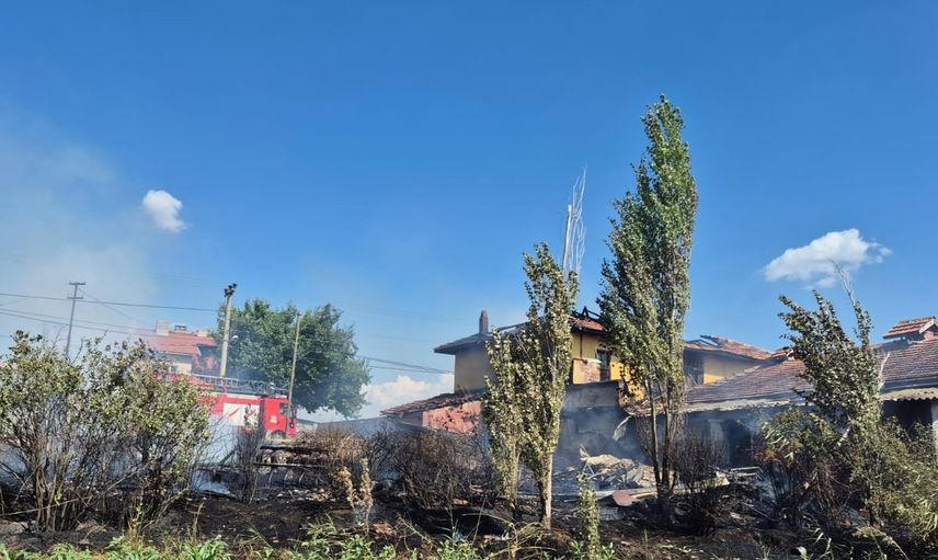 Banaz'da çıkan ev yangını kullanılamaz hale getirdi
