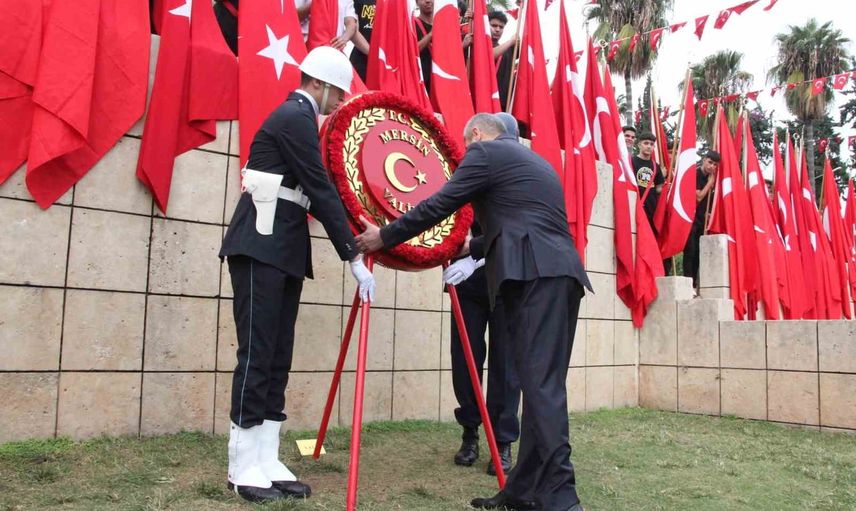 Mersin'de cumhuriyet coşkusu: 103. yıl kutlamaları Atatürk anıtı önünde başladı