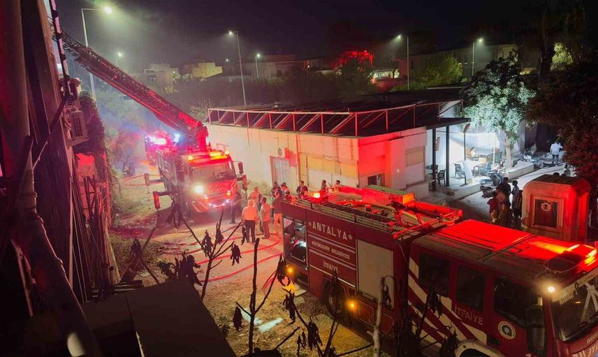 Manavgat'ta geceyi tedirgin eden lojman yangını itfaiye tarafından söndürüldü