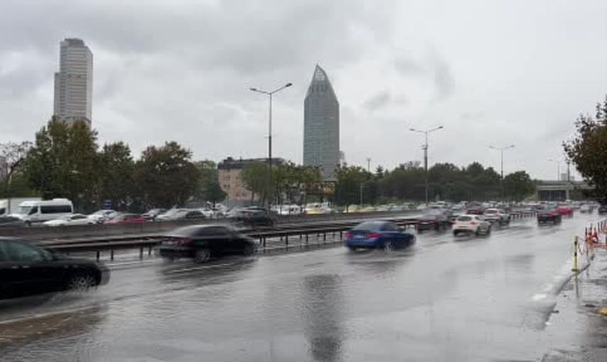 Üç gündür süren sağanak İstanbul'da ulaşımı yer yer aksatıyor