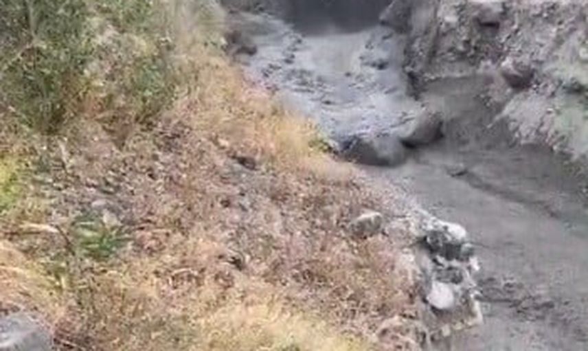 Pülümür'de sağanak ardından toprak kayması anı görüntülendi
