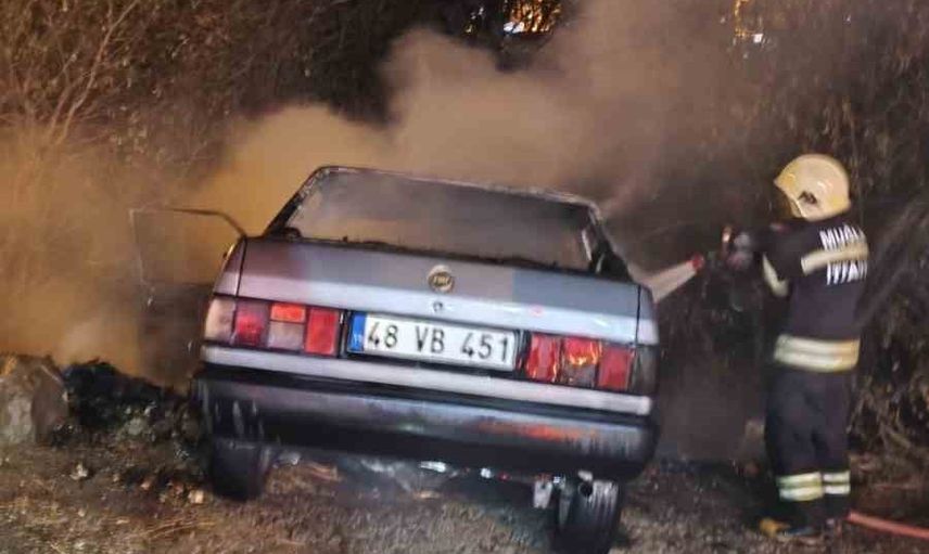 Bodrum'da tek taraflı kazada ön kısmı yanan otomobil kullanılamaz hale geldi