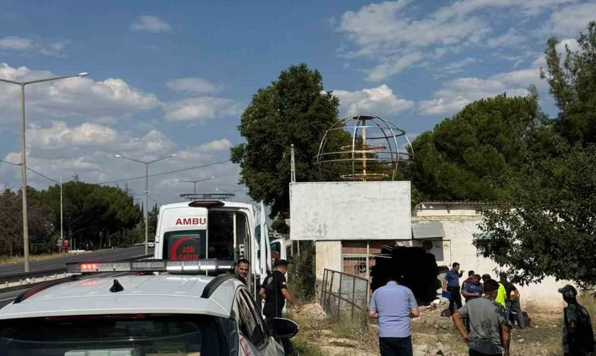 Burdur'da direksiyon hakimiyetini kaybeden otomobil deponun duvarını yıktı