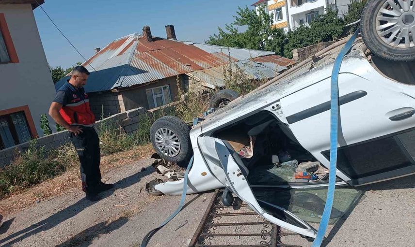 Erciş'te otomobil istinat duvarından yuvarlandı; sürücü yaralandı