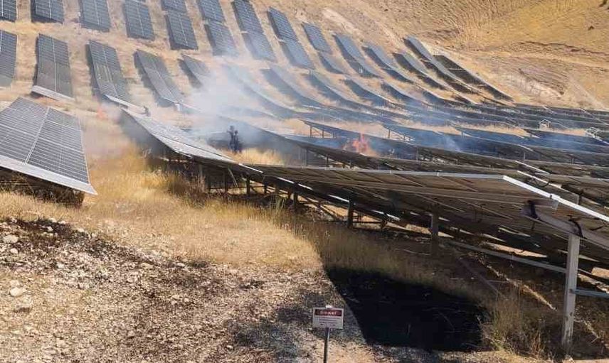 Kurtalan'da Yayıkdere'deki güneş panelleri yangını itfaiyeyle kontrol altına alındı