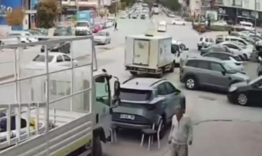 Kırşehir'de çarpışma sonrası vatandaşların yardımıyla ayağa kalkan motosiklet sürücüsünün kaza anı kamerada